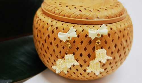 12月18日，手工活兼職招聘信息，在家做手工掙錢，做手工傳承官，在手工之家，誠(chéng)信首先就是真實(shí)真誠(chéng)，圖為串珠米珠繡純手工產(chǎn)品剪影