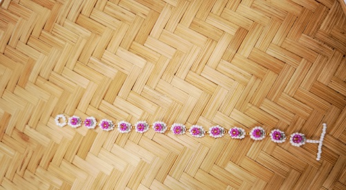 12月19日，兼職手工活可以帶回家做，靈活就業(yè)小成本創(chuàng)業(yè)做手工傳承官，與手工之家合作，這里的純手工大家都能做，圖為串珠米珠繡純手工產(chǎn)品剪影