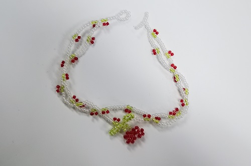 12月19日，兼職手工活可以帶回家做，靈活就業(yè)小成本創(chuàng)業(yè)做手工傳承官，與手工之家合作，這里的純手工大家都能做，圖為串珠米珠繡純手工產(chǎn)品剪影