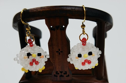 12月20日，外發(fā)手工領(lǐng)回家做，帶回家做的手工創(chuàng)業(yè)項(xiàng)目，小成本創(chuàng)業(yè)做手工傳承官，在手工之家，認(rèn)真做好好干收入更好，圖為串珠米珠繡純手工產(chǎn)品剪影