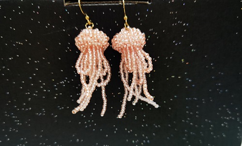 12月20日，外發(fā)手工領(lǐng)回家做，帶回家做的手工創(chuàng)業(yè)項(xiàng)目，小成本創(chuàng)業(yè)做手工傳承官，在手工之家，認(rèn)真做好好干收入更好，圖為串珠米珠繡純手工產(chǎn)品剪影