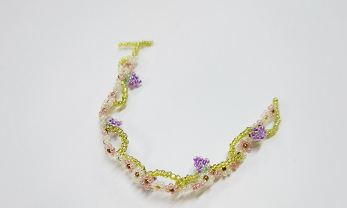 12月21日，手工活外發(fā)一手貨源，居家副業(yè)創(chuàng)業(yè)掙錢，微創(chuàng)業(yè)做手工傳承官，手工之家掙錢業(yè)務(wù)多，純手工很受歡迎，圖為串珠米珠繡純手工產(chǎn)品剪影