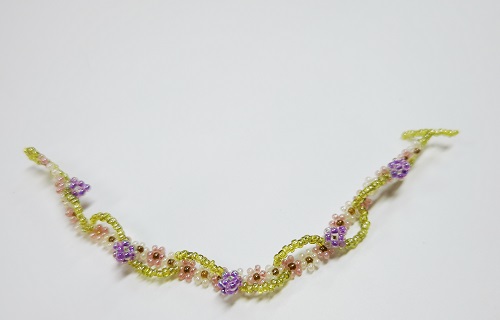 12月21日，手工活外發(fā)一手貨源，居家副業(yè)創(chuàng)業(yè)掙錢，微創(chuàng)業(yè)做手工傳承官，手工之家掙錢業(yè)務(wù)多，純手工很受歡迎，圖為串珠米珠繡純手工產(chǎn)品剪影