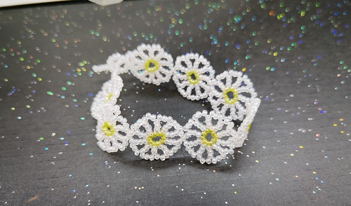 12月22日，在家兼職平臺(tái)正規(guī)手工，低成本創(chuàng)業(yè)做手工傳承官，靈活就業(yè)居家創(chuàng)業(yè)，在手工之家，多掙錢就要這樣做，圖為串珠米珠繡純手工產(chǎn)品剪影