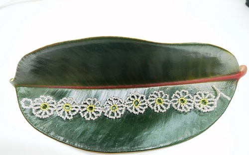 12月22日，在家兼職平臺(tái)正規(guī)手工，低成本創(chuàng)業(yè)做手工傳承官，靈活就業(yè)居家創(chuàng)業(yè)，在手工之家，多掙錢就要這樣做，圖為串珠米珠繡純手工產(chǎn)品剪影