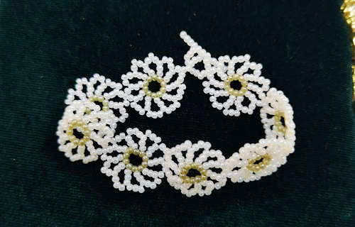 12月22日，在家兼職平臺(tái)正規(guī)手工，低成本創(chuàng)業(yè)做手工傳承官，靈活就業(yè)居家創(chuàng)業(yè)，在手工之家，多掙錢就要這樣做，圖為串珠米珠繡純手工產(chǎn)品剪影