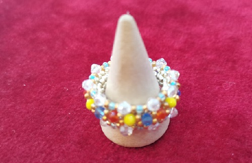 12月23日，在家里就能賺錢的工作，小成本創(chuàng)業(yè)做手工傳承官，居家手工創(chuàng)業(yè)，與手工之家合作，有目標(biāo)更有動力，圖為串珠米珠繡純手工產(chǎn)品剪影