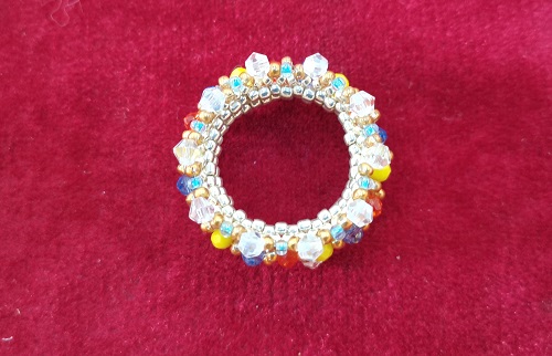 12月23日，在家里就能賺錢的工作，小成本創(chuàng)業(yè)做手工傳承官，居家手工創(chuàng)業(yè)，與手工之家合作，有目標(biāo)更有動力，圖為串珠米珠繡純手工產(chǎn)品剪影