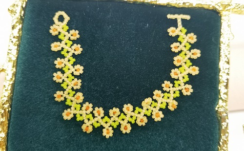 12月24日，想接正規(guī)廠家的手工項目，拿回家做的手工，微創(chuàng)業(yè)做手工傳承官，在手工之家，產(chǎn)品始終是事業(yè)的重點(diǎn)，圖為串珠米珠繡純手工產(chǎn)品剪影