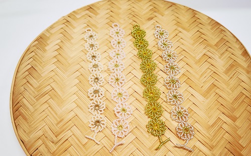 12月24日，想接正規(guī)廠家的手工項目，拿回家做的手工，微創(chuàng)業(yè)做手工傳承官，在手工之家，產(chǎn)品始終是事業(yè)的重點(diǎn)，圖為串珠米珠繡純手工產(chǎn)品剪影