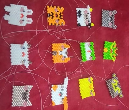 12月25日，手工活從哪里找廠家，在家能做的兼職創(chuàng)業(yè)項(xiàng)目，輕資產(chǎn)創(chuàng)業(yè)做手工傳承官，與手工之家合作，大家利益同體、合作共贏，圖為串珠米珠繡純手工產(chǎn)品剪影