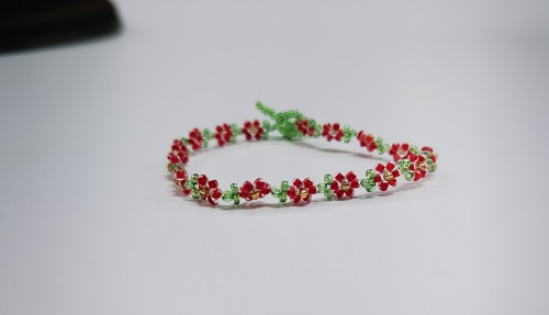 12月26日，附近有沒有兼職手工活，居家靈活的副業(yè)創(chuàng)業(yè)項目，微創(chuàng)業(yè)做手工傳承官，與手工之家合作，可兼職就業(yè)、可創(chuàng)業(yè)，圖為串珠米珠繡純手工產(chǎn)品剪影