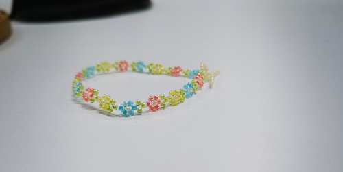 12月26日，附近有沒有兼職手工活，居家靈活的副業(yè)創(chuàng)業(yè)項目，微創(chuàng)業(yè)做手工傳承官，與手工之家合作，可兼職就業(yè)、可創(chuàng)業(yè)，圖為串珠米珠繡純手工產(chǎn)品剪影