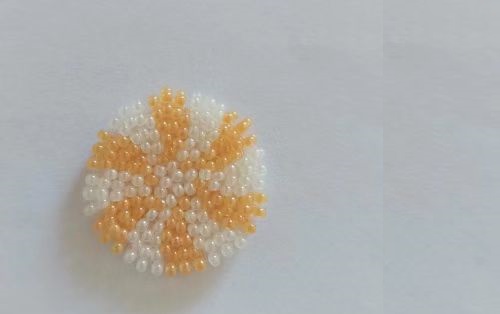 12月27日，手工活拿回家做在哪里找，小成本創(chuàng)業(yè)做手工傳承官，帶回家做的手工創(chuàng)業(yè)項(xiàng)目，依靠手工之家，大家通過手工有了好收入，圖為串珠米珠繡純手工產(chǎn)品剪影