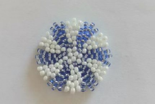 12月27日，手工活拿回家做在哪里找，小成本創(chuàng)業(yè)做手工傳承官，帶回家做的手工創(chuàng)業(yè)項(xiàng)目，依靠手工之家，大家通過手工有了好收入，圖為串珠米珠繡純手工產(chǎn)品剪影