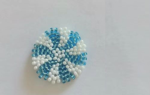 12月27日，手工活拿回家做在哪里找，小成本創(chuàng)業(yè)做手工傳承官，帶回家做的手工創(chuàng)業(yè)項(xiàng)目，依靠手工之家，大家通過手工有了好收入，圖為串珠米珠繡純手工產(chǎn)品剪影