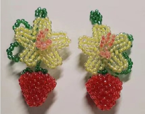 12月29日，手工活接單平臺，想接正規(guī)廠家的手工，低成本創(chuàng)業(yè)做手工傳承官，在手工之家，定位準(zhǔn)，會做得更好，圖為串珠米珠繡純手工產(chǎn)品剪影