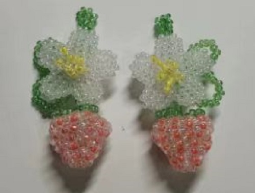 12月29日，手工活接單平臺，想接正規(guī)廠家的手工，低成本創(chuàng)業(yè)做手工傳承官，在手工之家，定位準(zhǔn)，會做得更好，圖為串珠米珠繡純手工產(chǎn)品剪影