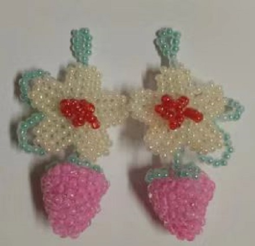 12月29日，手工活接單平臺，想接正規(guī)廠家的手工，低成本創(chuàng)業(yè)做手工傳承官，在手工之家，定位準(zhǔn)，會做得更好，圖為串珠米珠繡純手工產(chǎn)品剪影