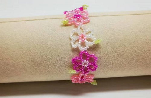 12月31日，在家里就能賺錢(qián)的工作，靈活就業(yè)副業(yè)創(chuàng)業(yè)，手工活加工外發(fā)回收，微創(chuàng)業(yè)開(kāi)手工加工廠，靈活掙錢(qián)增收，與手工之家合作穩(wěn)定可靠，圖為串珠米珠繡純手工產(chǎn)品剪影