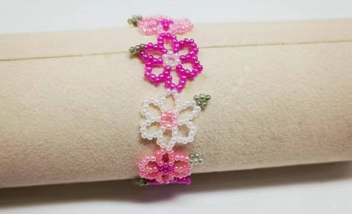 12月31日，在家里就能賺錢(qián)的工作，靈活就業(yè)副業(yè)創(chuàng)業(yè)，手工活加工外發(fā)回收，微創(chuàng)業(yè)開(kāi)手工加工廠，靈活掙錢(qián)增收，與手工之家合作穩(wěn)定可靠，圖為串珠米珠繡純手工產(chǎn)品剪影