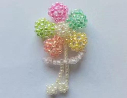 1月1日，家里干的手工活兼職，帶回家做的手工就業(yè)創(chuàng)業(yè)項目，微創(chuàng)業(yè)做手工傳承官，手工之家的純手工有市場、好加工，圖為串珠米珠繡純手工產(chǎn)品剪影