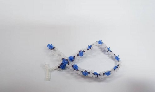 1月2日，手工活外發(fā)加工正規(guī)的廠家，微創(chuàng)業(yè)做手工傳承官，靈活自由在家手工創(chuàng)業(yè)，手工之家讓大家合作之前了解清楚，做起來更有信心，圖為串珠米珠繡純手工產品剪影