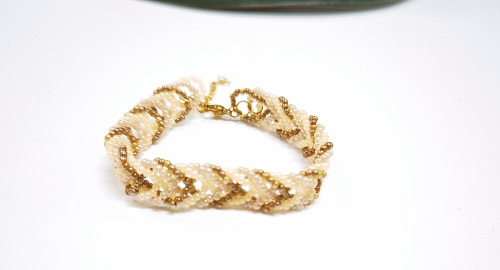 1月3日，兼職手工活可以帶回家做，小成本創(chuàng)業(yè)做手工傳承官，居家手工創(chuàng)業(yè)，手工之家的純手工給大家更多掙錢的渠道和方法，圖為串珠米珠繡純手工產(chǎn)品剪影