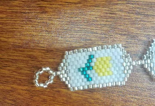 1月4日，手工活外發(fā)一手貨源，在家兼職手工活掙錢(qián)，小成本創(chuàng)業(yè)做手工傳承官，手工之家努力讓合作人員做的更多、收入更好，圖為串珠米珠繡純手工產(chǎn)品剪影