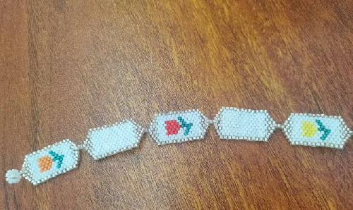 1月4日，手工活外發(fā)一手貨源，在家兼職手工活掙錢(qián)，小成本創(chuàng)業(yè)做手工傳承官，手工之家努力讓合作人員做的更多、收入更好，圖為串珠米珠繡純手工產(chǎn)品剪影