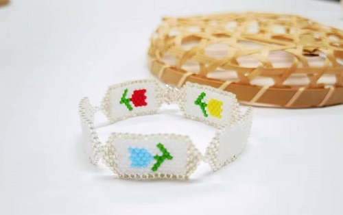 1月4日，手工活外發(fā)一手貨源，在家兼職手工活掙錢(qián)，小成本創(chuàng)業(yè)做手工傳承官，手工之家努力讓合作人員做的更多、收入更好，圖為串珠米珠繡純手工產(chǎn)品剪影