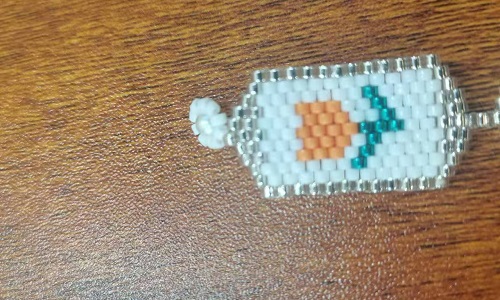 1月4日，手工活外發(fā)一手貨源，在家兼職手工活掙錢(qián)，小成本創(chuàng)業(yè)做手工傳承官，手工之家努力讓合作人員做的更多、收入更好，圖為串珠米珠繡純手工產(chǎn)品剪影