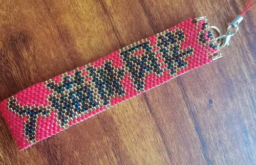 1月5日，在家就能賺錢(qián)的工作，拿回家做的手工活，小成本創(chuàng)業(yè)做手工傳承官，手工之家的純手工在農(nóng)村做很合適，圖為串珠米珠繡純手工產(chǎn)品剪影