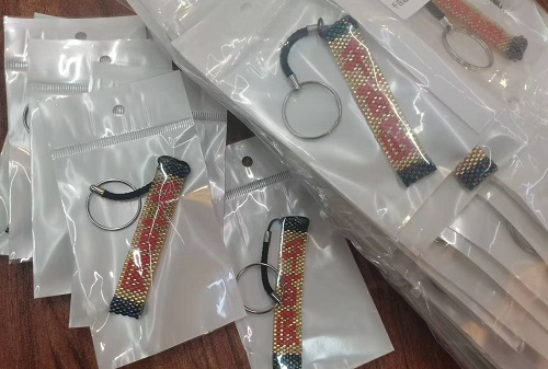 1月5日，在家就能賺錢(qián)的工作，拿回家做的手工活，小成本創(chuàng)業(yè)做手工傳承官，手工之家的純手工在農(nóng)村做很合適，圖為串珠米珠繡純手工產(chǎn)品剪影