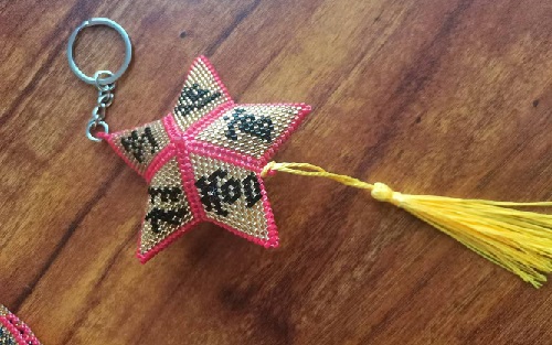 1月5日，在家就能賺錢(qián)的工作，拿回家做的手工活，小成本創(chuàng)業(yè)做手工傳承官，手工之家的純手工在農(nóng)村做很合適，圖為串珠米珠繡純手工產(chǎn)品剪影