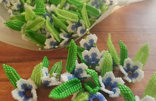 1月6日，手工活兼職可帶回家，手工活接單平臺，微創(chuàng)業(yè)做手工傳承官，在手工之家，有目標收入更好，圖為串珠米珠繡純手工產品剪影