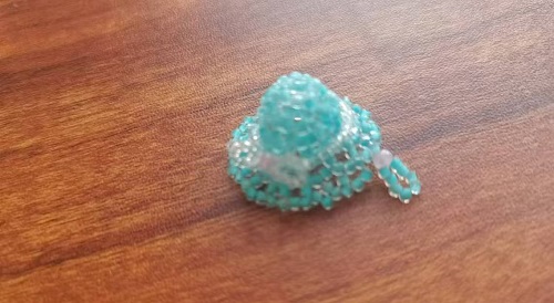 1月7日，手工活外發(fā)加工怎么找貨源，想接正規(guī)廠家的手工，微創(chuàng)業(yè)做手工傳承官，手工之家與大家合作良好，圖為串珠米珠繡純手工產(chǎn)品剪影