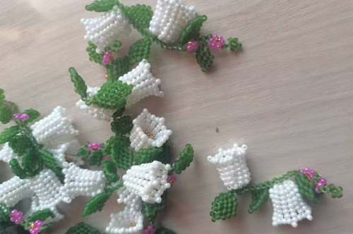 1月8日，能在家做的手工，做手工傳承官，輕創(chuàng)業(yè)做手工掙錢，在手工之家，純手工事業(yè)整體發(fā)展，圖為串珠米珠繡純手工產(chǎn)品剪影