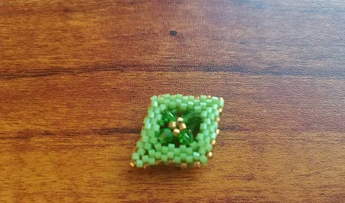 1月10日，手工活從哪里找廠家，想接正規(guī)廠家的手工，輕資產(chǎn)創(chuàng)業(yè)做手工傳承官，與手工之家合作，手工選擇多、收入好，圖為串珠米珠繡純手工產(chǎn)品剪影