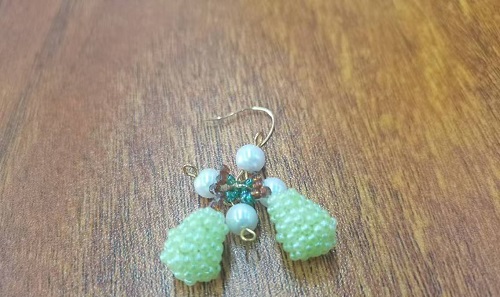 1月11日，在家里做什么可以掙錢，可以拿回家做的手工，微創(chuàng)業(yè)做手工傳承官，在手工之家，手工產(chǎn)品始終是重點(diǎn)，圖為串珠米珠繡純手工產(chǎn)品剪影