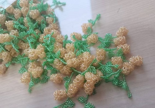 1月12日，手工兼職在家做，拿回家做的手工副業(yè)創(chuàng)業(yè)，微創(chuàng)業(yè)做手工傳承官，選擇手工之家，因?yàn)檫@里創(chuàng)新、誠(chéng)信，圖為串珠米珠繡手工產(chǎn)品剪影