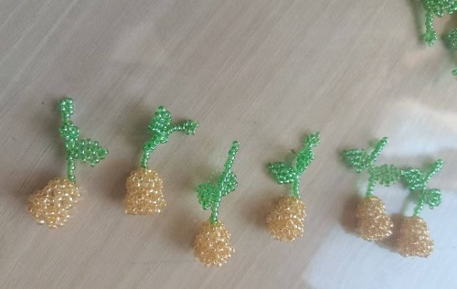 1月12日，手工兼職在家做，拿回家做的手工副業(yè)創(chuàng)業(yè)，微創(chuàng)業(yè)做手工傳承官，選擇手工之家，因?yàn)檫@里創(chuàng)新、誠(chéng)信，圖為串珠米珠繡手工產(chǎn)品剪影