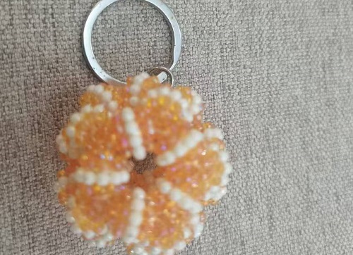 1月13日，拿回家做的手工活，在家掙錢的副業(yè)創(chuàng)業(yè)，小本創(chuàng)業(yè)做手工傳承官，手工之家的合作方式和業(yè)務(wù)選擇多，圖為串珠米珠繡手工產(chǎn)品剪影