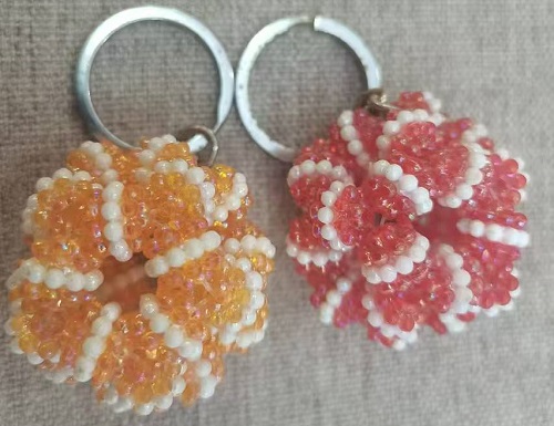 1月13日，拿回家做的手工活，在家掙錢的副業(yè)創(chuàng)業(yè)，小本創(chuàng)業(yè)做手工傳承官，手工之家的合作方式和業(yè)務(wù)選擇多，圖為串珠米珠繡手工產(chǎn)品剪影