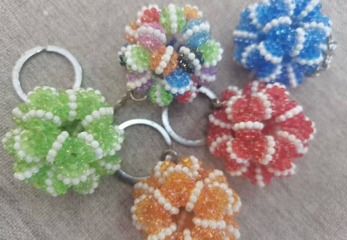 1月13日，拿回家做的手工活，在家掙錢的副業(yè)創(chuàng)業(yè)，小本創(chuàng)業(yè)做手工傳承官，手工之家的合作方式和業(yè)務(wù)選擇多，圖為串珠米珠繡手工產(chǎn)品剪影