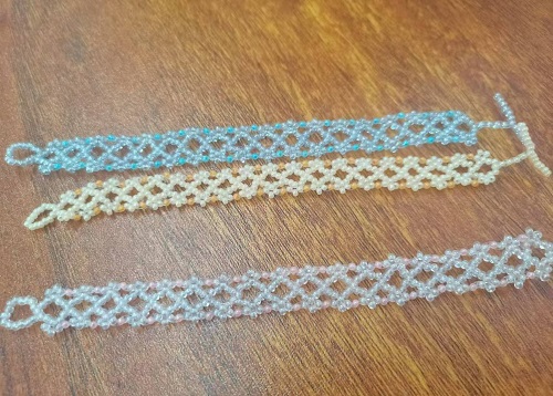 1月22日，在家就能掙錢的工作，拿回家做的手工微創(chuàng)業(yè)項目，做手工傳承官，居家就業(yè)創(chuàng)業(yè)手工好副業(yè)，在手工之家，大家掙錢的事，這里都支持，圖為串珠米珠繡純手工產(chǎn)品剪影