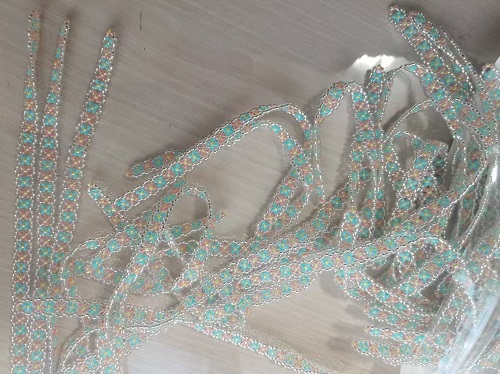 1月25日，兼職手工外發(fā)加工在家可做，微創(chuàng)業(yè)做手工傳承官，靈活就業(yè)、輕資產(chǎn)創(chuàng)業(yè)，在手工之家，創(chuàng)新給了大家更多的保障，圖為串珠米珠繡手工產(chǎn)品剪影