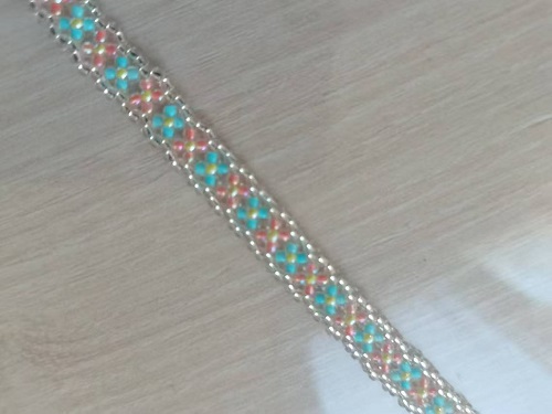 1月25日，兼職手工外發(fā)加工在家可做，微創(chuàng)業(yè)做手工傳承官，靈活就業(yè)、輕資產(chǎn)創(chuàng)業(yè)，在手工之家，創(chuàng)新給了大家更多的保障，圖為串珠米珠繡手工產(chǎn)品剪影