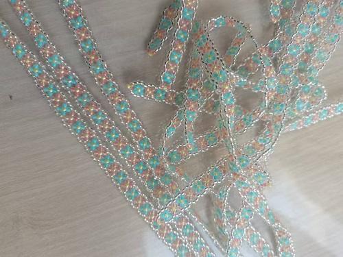 1月25日，兼職手工外發(fā)加工在家可做，微創(chuàng)業(yè)做手工傳承官，靈活就業(yè)、輕資產(chǎn)創(chuàng)業(yè)，在手工之家，創(chuàng)新給了大家更多的保障，圖為串珠米珠繡手工產(chǎn)品剪影