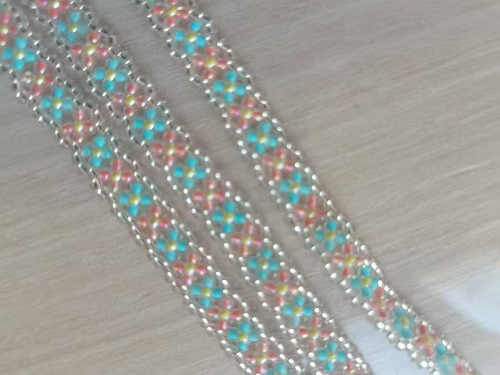 1月25日，兼職手工外發(fā)加工在家可做，微創(chuàng)業(yè)做手工傳承官，靈活就業(yè)、輕資產(chǎn)創(chuàng)業(yè)，在手工之家，創(chuàng)新給了大家更多的保障，圖為串珠米珠繡手工產(chǎn)品剪影